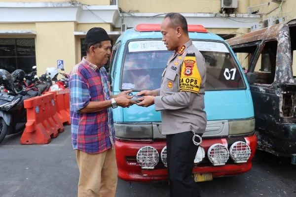 Penyerahan mobil angkutan umum, oleh kapolrestabes Makassar (Dok: Ist)