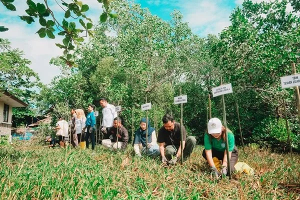Aksi Tanam Mangrove, Pertamina IT Bitung Gaungkan Pelestarian Lingkungan (Dok : ist).