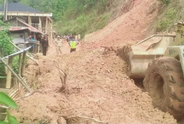 Pembersihan material longsor yang dilakukan pemerintah setempat. Dok. Ist