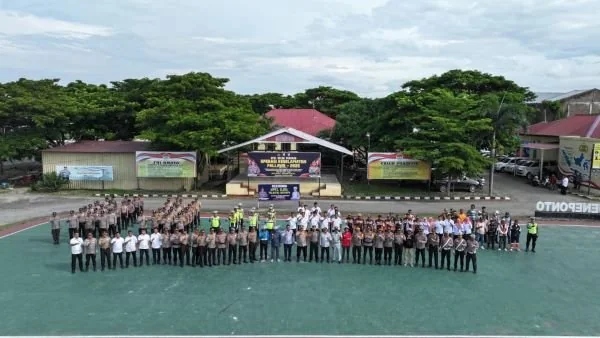 Kapolres Jeneponto, AKBP Haryo Basuki saat berswafoto bersama ojol dan Kurir dalam acara apel upacara Kantibmas di halaman Kantor Mapolres Jeneponto. (Ist).