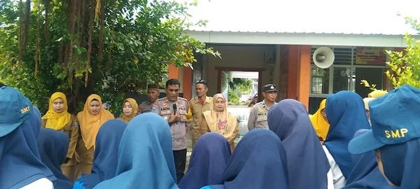 Kasat Binmas Polres Jeneponto AKP M. Natsir bersama jajarannya saat menggelar kegiatan penyuluhan di UPT SDN 27 Binamu dan UPT SMPN 7 Binamu, Kecamatan Binamu, Kabupaten Jeneponto. (Ist).