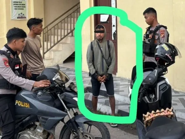 Personel kepolisian saat mengamankan pria yang mengamuk di rumah makan (Dok : Ist).