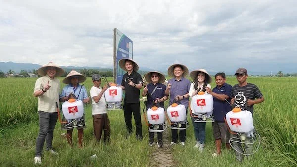 Astra Motor Sulsel dan Astra Honda Motor saat menyerahkan bantuan alat sprayer untuk kelompok tani Bantimurung (Dok: Ist)