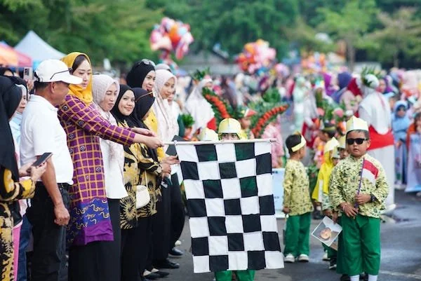 Ketua TP. PKK Bantaeng yang juga Bunda PAUD Bantaeng Gunya Paramasukhaputri, saat melepas ratusan peserta karnaval PAUD/TK Tingkat Kabupaten Bantaeng, di Lapangan Hitam Pantai Seruni Bantaeng, Rabu (29/4).