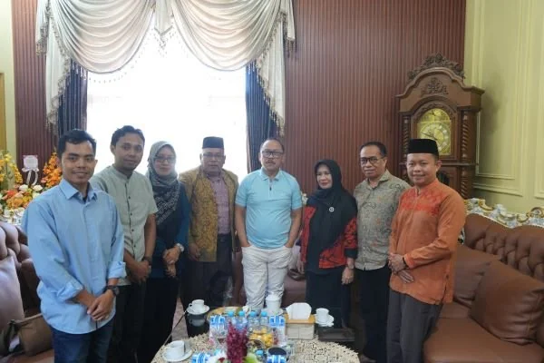 Gubernur Sulawesi Barat, Suhardi Duka saat menerima audiensi jajaran pengurus Masyarakat Ekonomi Syariah (MES) Sulawesi Barat (Dok : Ist).