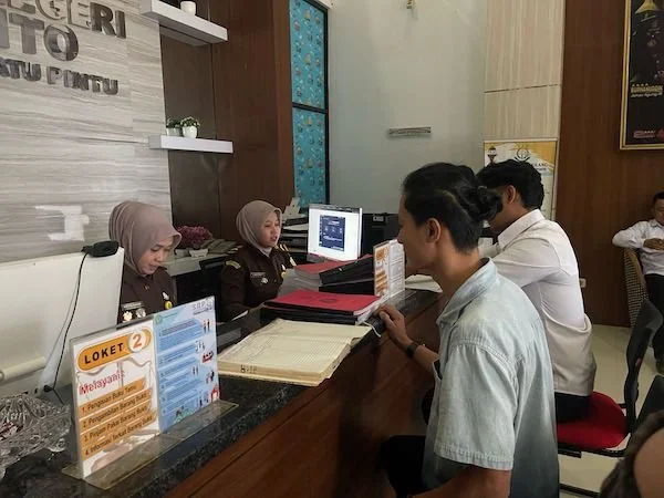 Penyidik Polsek Bangkala saat mengajukan Berkas perkara tahap I kasus pengancaman di Kejaksaan Negeri Kabupaten Jeneponto, Sulsel.