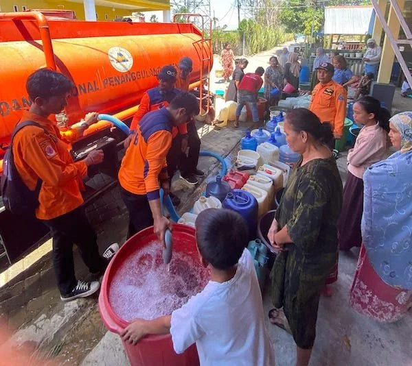 BPBD Jeneponto saat mendistribusikan air bersih bagi Warga yang mengalami kekeringan. (ist).