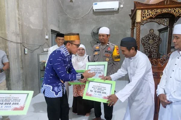 Bupati Jeneponto H. Paris Yasir, menyalurkan bantuan dana hibah di Masjid Istiqomah, Lingkungan Bontosunggu Baru, Kelurahan Empoang. (Ist).
