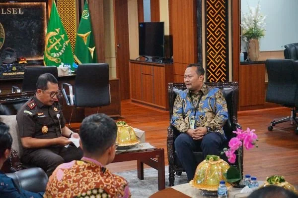 Pertamina Patra Niaga Regional Sulawesi melakukan audiensi dengan Kejaksaan Tinggi Sulawesi Selatan (Kejati Sulsel) yang dipimpin langsung oleh Kepala Kejaksaan Tinggi Sulawesi Selatan, Dr. Didik Farkhan Alisyahdi. Dok. Ist