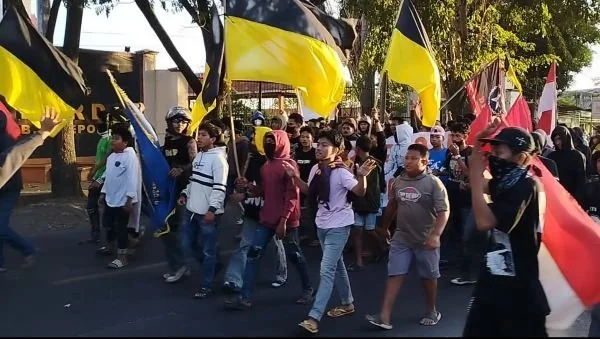 Massa yang tergabung dalam ' Gerakan Rakyat Turatea Keramat (GERTAK) saat akan menggelar unras didepan Kantor DPRD Jeneponto (Dok : Ullah KabarMakassar).