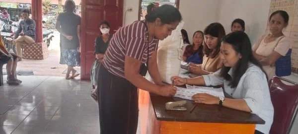 Penyaluran bantuan pangan beras kepada 337 KPM di Kantor Lembang Buntu La'bo', Kecamatan Sanggalangi (Dok: Jerni Bening KabarMakassar)