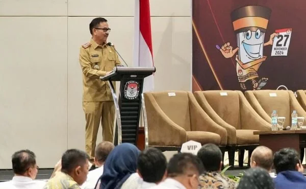 Sekprov Sulsel Jufri Rahman pada Rapat Koordinasi Evaluasi Tahapan Pemilihan Gubernur dan Wakil Gubernur Sulsel Tahun 2024 di Hotel Claro (Dok: Ist).
