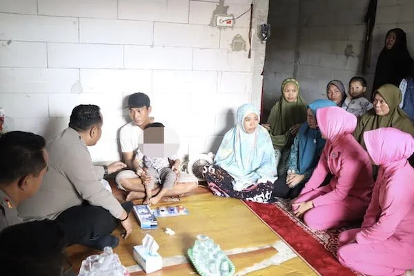 Kapolres Jeneponto AKBP Haryo Basuki bersama Ny. Ratih Haryo, saat menjenguk balita penderita tumor mata, Waiz Saputra di Dusun Garonggong, Desa Tuju, Kecamatan Bangkala Barat, Sabtu (14/02).