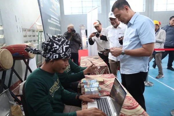 suasana layanan penukaran uang dan pasar murah di Pulau Lae-Lae (dok ist)