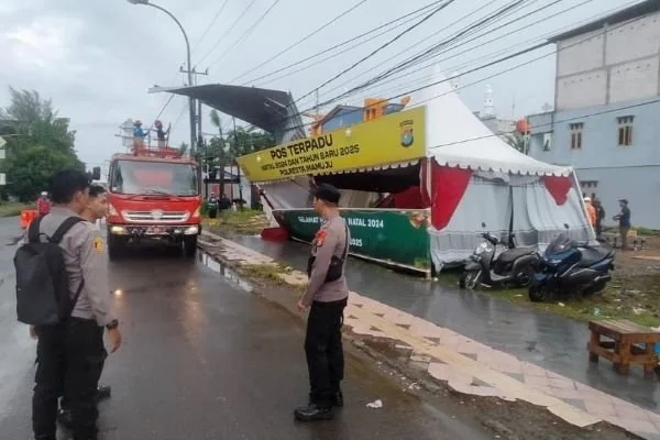 Atap gedung walet di Mamuju menimpa posko terpadu Operasi lilin (Dok : Ist).