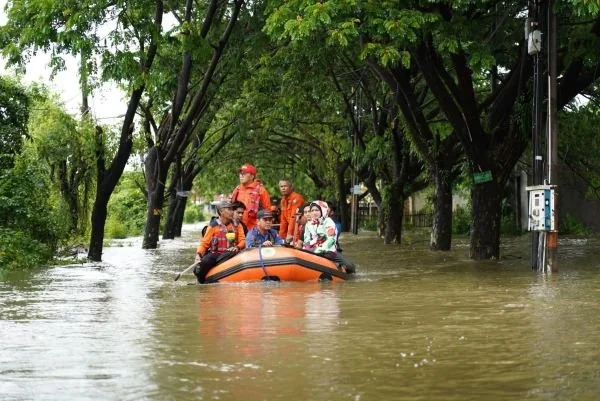 Wali Kota Makassar, Moh. Ramdhan Pomanto saat meninjau banjir di beberap wilayah di Makassar (Dok : Ist).