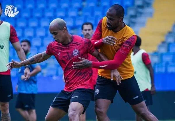 Para pemain Arema FC saat menggelar latihan resmi di Stadion Batakan, Balikpapan, jelang laga melawan PSM Makassar, Sabtu (14/9).