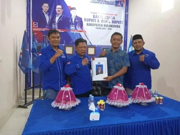 LO Andi Muchtar Ali Yusuf mengembalikan berkas pendaftaran bakal calon bupati di Partai Demokrat Bulukumba.