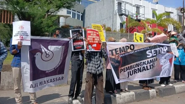 Koalisi Advokasi Jurnalis (KAJ) Sulawesi Selatan mengelar aksi solidaritas. Dok. Ist