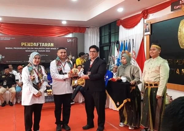 Appi-Aliyah saat mendaftar di KPU Makassar (Dok : Ist).