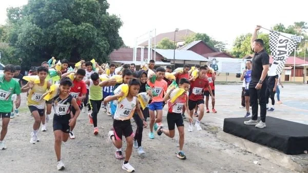 Lomba Lari Sambil Pikul Beras 5 Kg di Majene (Dok : Ist).
