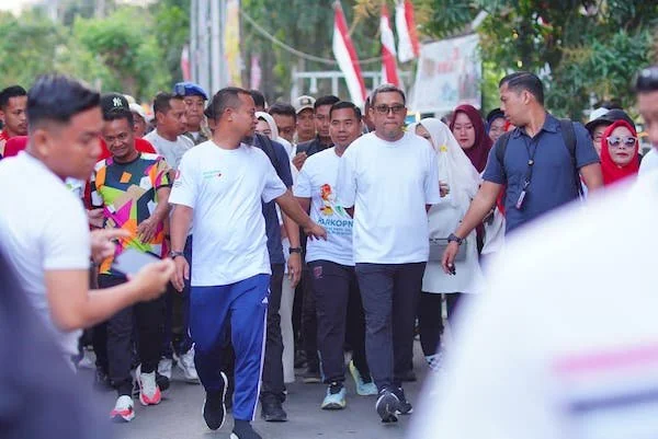 Gubernur Sulawesi Selatan, Andi Sudirman Sulaiman bersama Bupati Jeneponto H. Paris Yasir, bersama masyarakat saat mengikuti jalan sehat anti mager di alun-alun kota Jeneponto. (Ist).