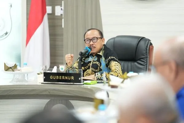 Gubernur Sulbar Suhardi Duka saat memimpin rapat bersama stakeholder terkait (Dok: Ist)