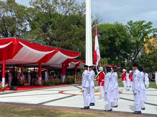 Upacara penaikan bendera di lapangan Rumah Jabatan Gubernur Sulawesi Selatan (Dok: Nofi KabarMakassar)
