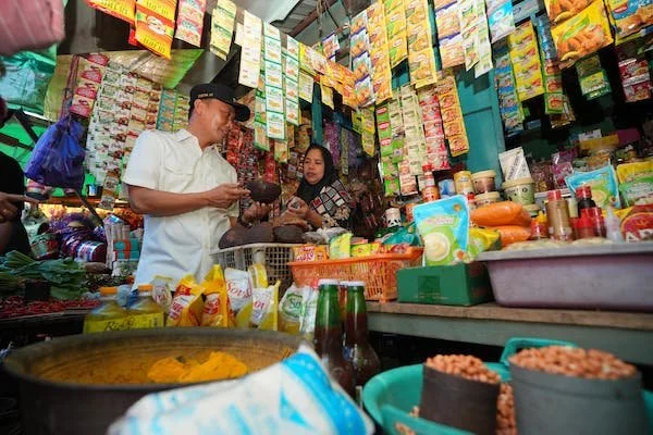Pj Gubernur Sulsel, Prof Zudan Arif Fakrulloh saat melakukan kunjungan ke Pasar Pannampu (Dok: Ist)