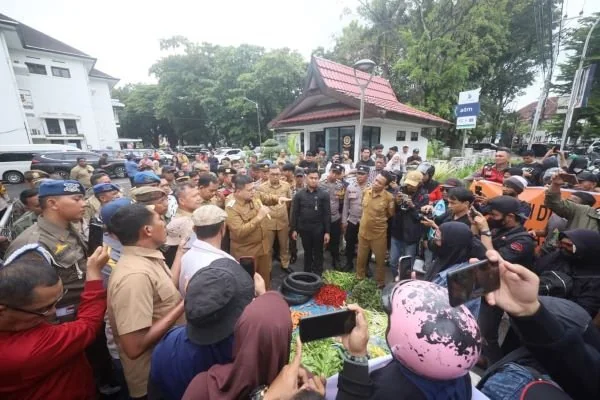 Wali Kota Makassar Munafri Arifuddin saat Menerima Masa Aksi (Dok: KabarMakassar).