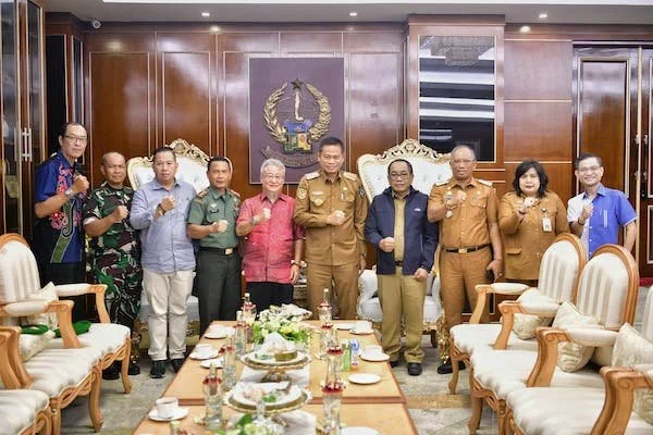 Pj Gubernur Sulsel, Prof Fadjry Djufry dan Wakil Ketua III Walubi sekaligus Panitia Cap Go Meh, Mikel Darmaji di Kantor Gubernur Sulsel (Dok: Ist)