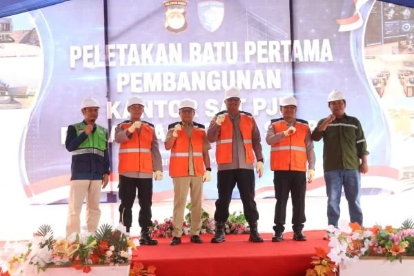 Kapolda Sulbar bersama Wakapolda Sulbar dan Sekprov Sulbar  usai melakukan peletakan batu pertama kantor PJR Polda Sulbar. (Dok; Ist)