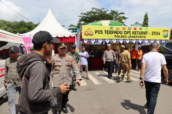 Kapolres Jeneponto, AKBP Budi Hidayat bersama Pj Bupati serta Dandim 1425 Jeneponto melakukan pengecekan Pos Pengamanan (Pos Pam) Operasi Ketupat 2024. Senin (8/4).