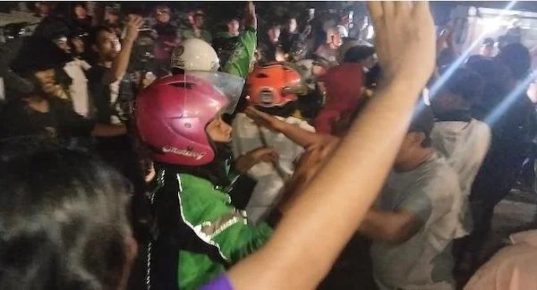 HMI Cabang Gowa Raya dan Ojol Saling Dorong (Foto : KabarMakassar)