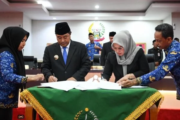 Pj Gubernur Sulsel, Bahtiar Baharuddin dan Ketua DPRD Sulsel, Andi Ina Kartika Sari mengesahkan Perda baru, Senin (18/3).