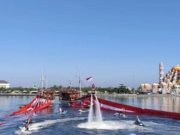 Pembentangan 79 bendera merah putih diiringi dengan flyboard dan jetski di Kota Makassar (Dok : Hanifah KabarMakassar)