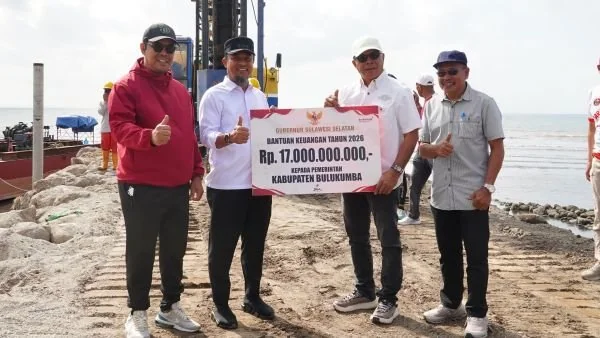 Penyerahan bantuan keuangan dari Pemerintah Provinsi Sulawesi Selatan untuk pembangunan Masjid Terapung di kawasan Pantai Merpati (Dok: Ist)