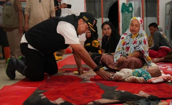 Pj Gubernur Sulsel, Bahtiar Baharuddin saat melihat kondisi korban bencana alam di Luwu pada Sabtu, (4/5).