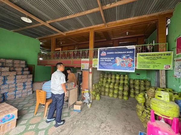 Kanit Tipiter Polres Jeneponto, Ipda Rahman bersama jajarannya saat melakukan sidak kelangkaan gas elpiji.