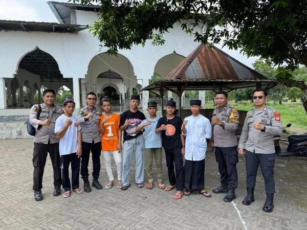 Tim Dokkes Polres Jeneponto saat berswafoto dengan santri usai melakukan sunat gratis dalam peringatan hari santri. Dok. Ist