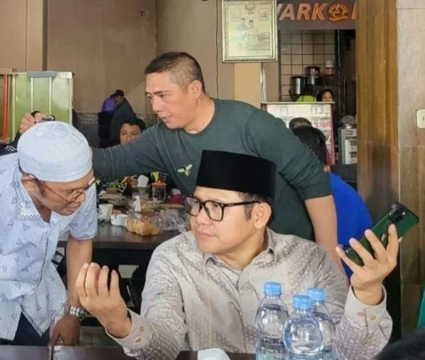 Cak Imin didampingi Syamsu Rizal atau Deng Ical menyempatkan menikmati kopi di Warkop Dg Anas Jalan Faisal, Minggu (5/5).