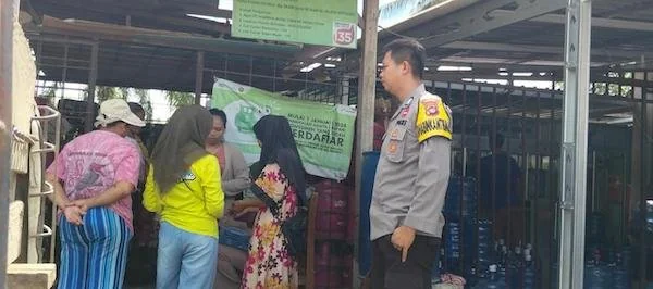 Personel Polresta Mamuju saat mengawasi distribusi LPG 3 KG di Mamuju (dok:ist)