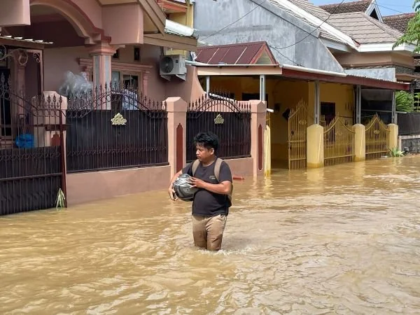 Warga berlalu lalang menuju rumah mereka untuk mengambil keperluan seperti makanan dan obat-obatan (Dok : Dini KabarMakassar).