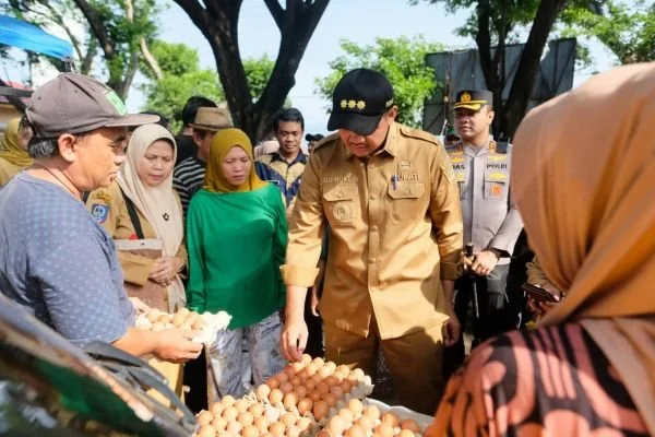 Bupati Bantaeng M Fathul Fauzy Nurdin bersama Forkopimda saat meninjau harga pangan dan ketersediaan bahan pokok di Pasar tradisional. (Dok: Ist).