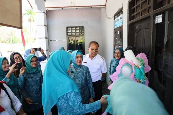 Wali Kota Makassar, Moh Ramdhan Pomanto, bersama Ketua TP PKK Kota Makassar, Indira Yusuf Ismail saat menerima kunjungan Pj Ketua TP PKK Pemprov Sulsel, Ninuk Triyanti Zudan, serta Tim Verifikasi Lapangan Lomba Kelurahan tingkat Sulsel 2024 di Kelurahan M