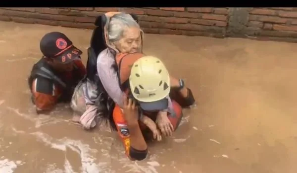 Proses evakuasi lansia korban banjir di Sulsel (dok. Ist)