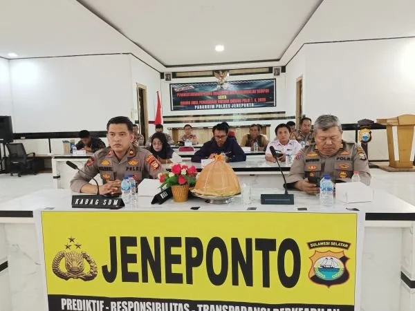 Kabag SDM Polres Jeneponto, Kompol Syahrul Regama, saat memimpin rapat seleksi hasil Rikmin Awal Penerimaan calon Bintara Brimob Polri. (Dok: Ullah)