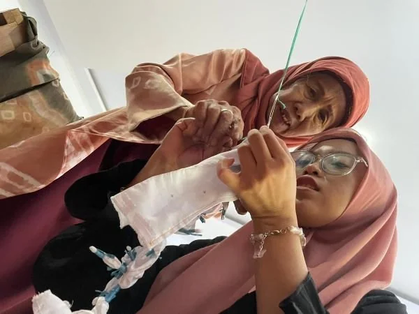 Narasumber saat membahas Roto sebagai kain khas dari Suku Rongkong sebagai warisan budaya Tana Luwu dan mendalami proses pembuatannya yang masih sangat alami dan cara pelestariannya sebagai warisan leluhur.