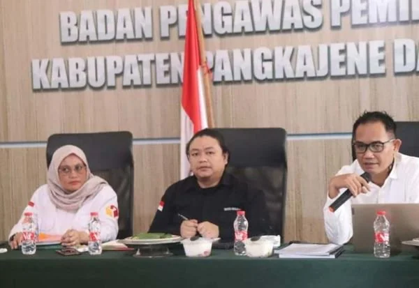 Anggota Bawaslu Sulawesi Selatan (Sulsel) Divisi Penyelesaian Sengketa, Adnan Jamal saat melakukan monitoring dan evaluasi persiapan pengawasan tahapan pencalonan di kantor Bawaslu Kabupaten Pangkep (Dok : Ist).