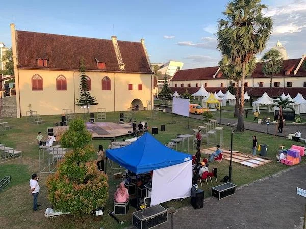 suasana persiapan gelaran Festival Media 2025 di Benteng Ujung Pandang (dok. Syamsi/Kabar Makassar)
